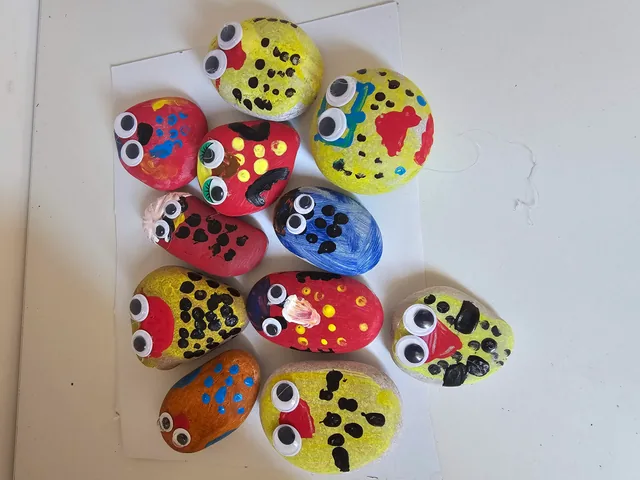 Kézműves foglalkozás festett kövekkel a BagolykaLand központban