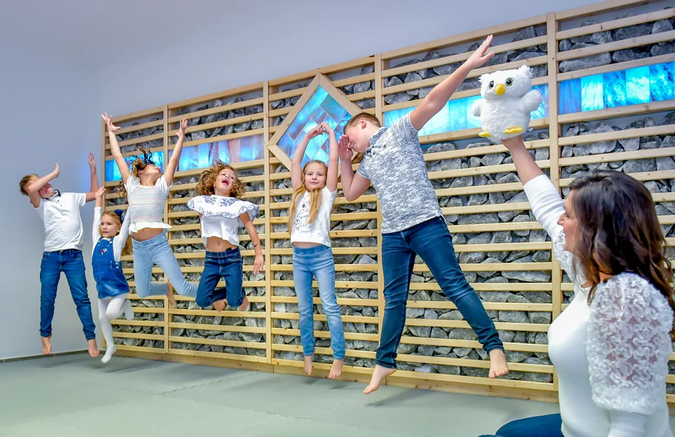 Gyerekek örömmel ugrálnak a tornateremben – mozgásos fejlesztés