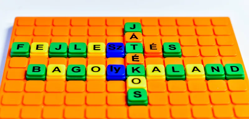 FEJLESZTÉS, JÁTÉKOS, BAGOLYKALAND – betűkockákból kirakott szavak