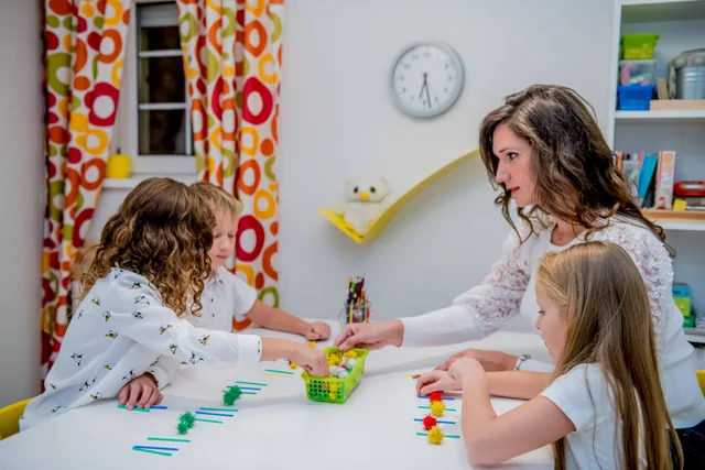 Finommotorikus pompom-gyakorlat közelről – figyelemfejlesztés a BagolykaLand központban