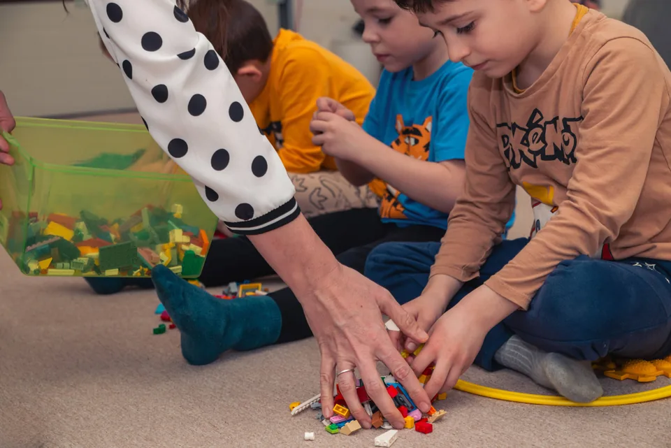 Gyerekek formákkal játszanak a padlón – vizuális fejlesztés